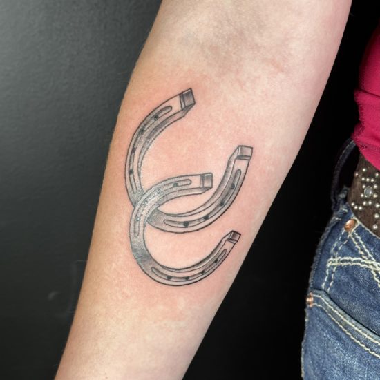 Picture of a traditional horseshoes tattoo.